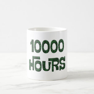 Taza De Café 10000 horas con una superposición de código binari