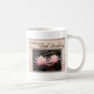Taza De Café 100o Celebración del lirio de agua del cumpleaños