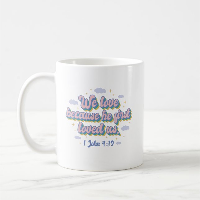 Taza De Café 1 John 4:19 Cita de la Biblia (Izquierda)