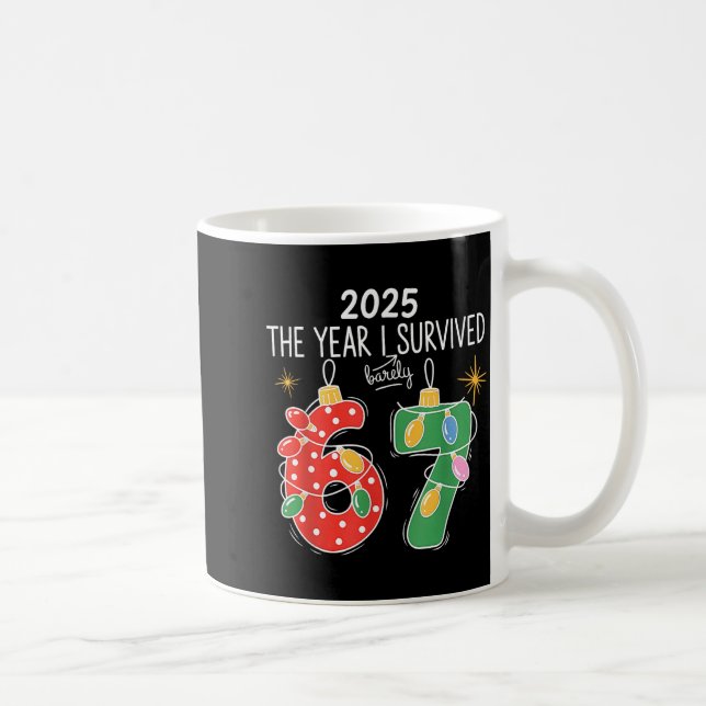 Taza De Café 2025 The Year I Survived Barely 67 Lights Christma (Derecha)
