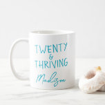 Taza De Café 20 AÑOS Funny Personalizado<br><div class="desc">Celebra que se cumplan veinte años con este vibrante tazón de cumpleaños VEINTE y TRISTE con letras turquesas audaces. Este nombre personalizado de tazón de café hace un regalo divertido y reflexivo para cualquiera que acepte a sus veinte años con confianza y energía. Un perfecto recuerdo para el café matutino,...</div>