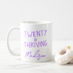Taza De Café 20 AÑOS Funny Personalizado<br><div class="desc">Marcar su 20 cumpleaños con estilo con esta mugre de VEINTE y TRISTES en un brillante diseño morado. Perfectamente personalizado con cualquier nombre, esta taza de café de cerámica hace un divertido y útil regalo de cumpleaños para un amigo, hija, compañero de trabajo o compañero de clase. Es la mezcla...</div>