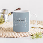 Taza De Café 25.º regalo de aniversario de Boda azul plateado<br><div class="desc">Única y moderna taza de café con motivo del 25 aniversario del boda. Fácilmente personalizable y personalizar por año y nombre para amigos especiales, parejas, padres o su esposo/esposa. Mantenga el color de fondo tal como está o cambie para que se adapte a su ocasión. Asegúrese de revisar el resto...</div>