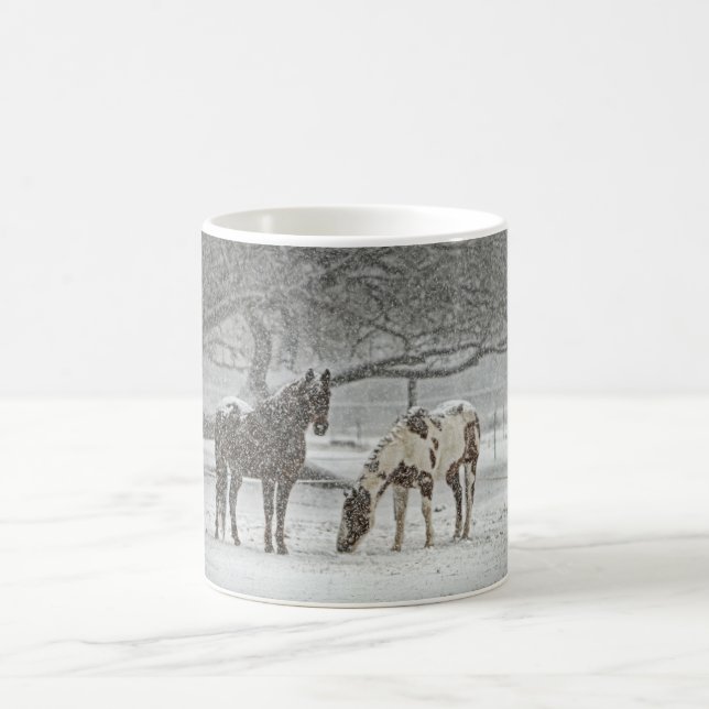 Taza De Café 2 caballos nevados bajo un árbol en invierno (Centro)