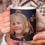 Taza De Café 2 FOTOS Decoraciones de árboles de Navidad Joy Nav<br><div class="desc">Moderna taza de café color azul marino con 2 fotos personalizados dentro de dos decoraciones de árbol de Navidad colgando el globo, pinos metálicos de cobre y escritura "alegre" de caligrafía de moda a la moda. Personalízalo con tus imágenes y tu texto. Puede hacer un maravilloso regalo de Navidades para...</div>