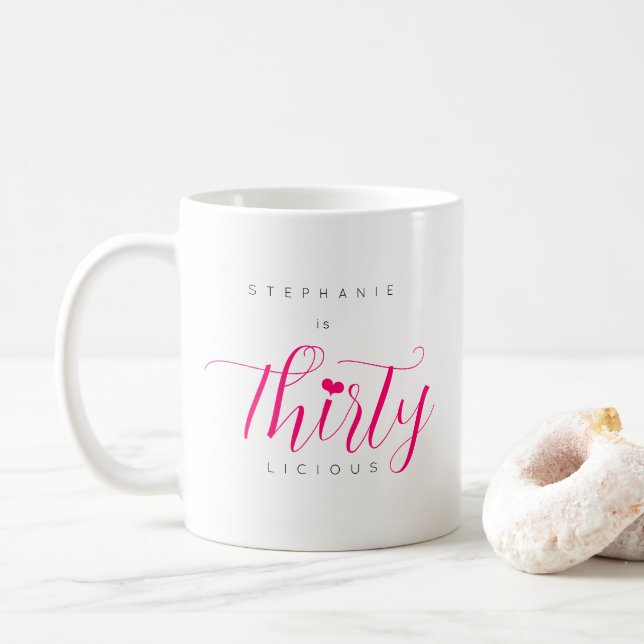Taza De Café 30.º cumpleaños 30 texto rosado moderno (Con donut)