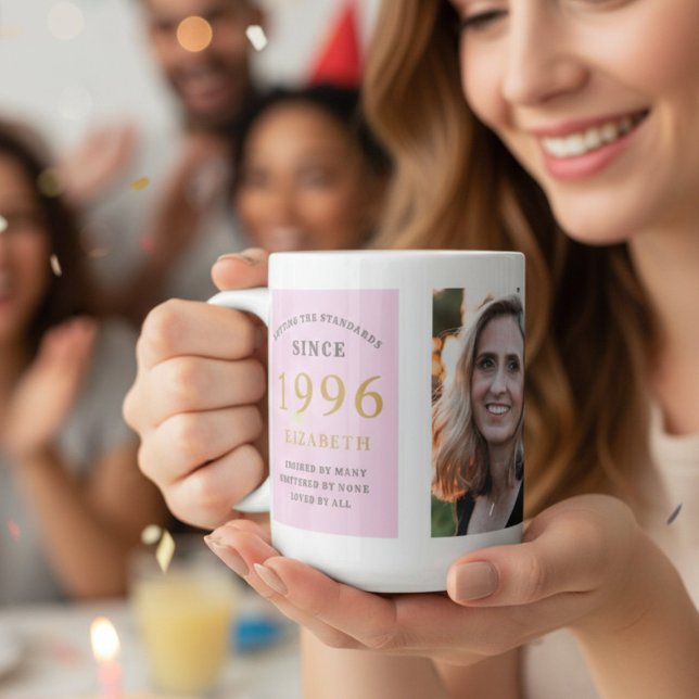 Taza De Café 30 Aniversario 1995 Gris rosado Añadir nombre foto (Large custom 1996 pink mug with blurred background.)