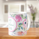 Taza De Café 40 y fabuloso boho de flores rosa acuáticas<br><div class="desc">Romántico,  bohemio,  estilo boho,  un regalo perfecto para un chica de 40 años. Flores suaves y femeninas de color acuático en tonos rosa,  verde y melocotón con un follaje verde sobre un fondo blanco. Con el texto: 40 y fabuloso. plantilla para un nombre,  edad y fecha,  letras verdes.</div>