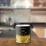 Taza De Café 40th birthday black gold name sparkle age bow<br><div class="desc">Elegant,  classic,  glamorous and feminine.  A faux gold colored bow and ribbon with golden glitter and sparkle,  a bit of bling and luxury for a 40th birthday gift or keepsake.  Black background. Templates for her name,  age 40 and date of birth.  Curved text and golden letters</div>