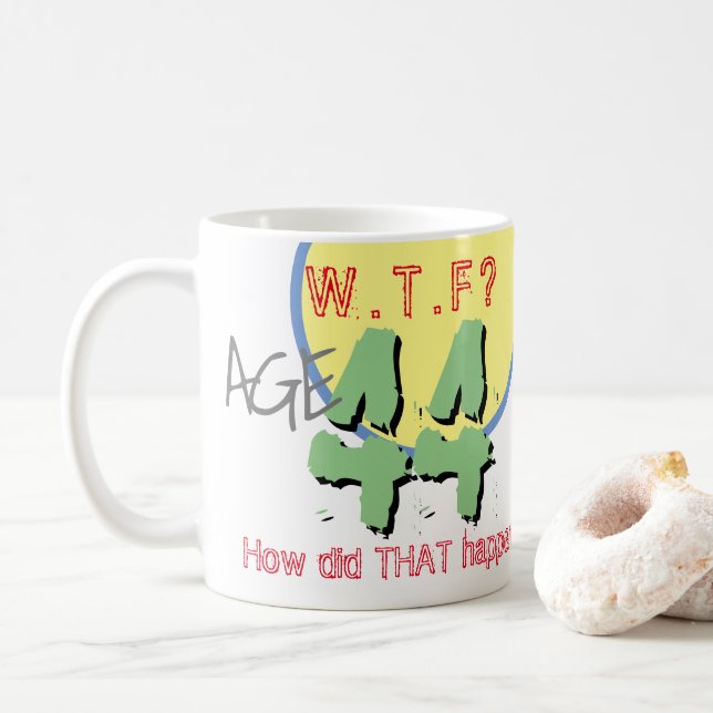 Taza De Café 44 años. ¿QUÉ PASA? ¡Cómo sucedió eso! Coffee Mug (Con donut)