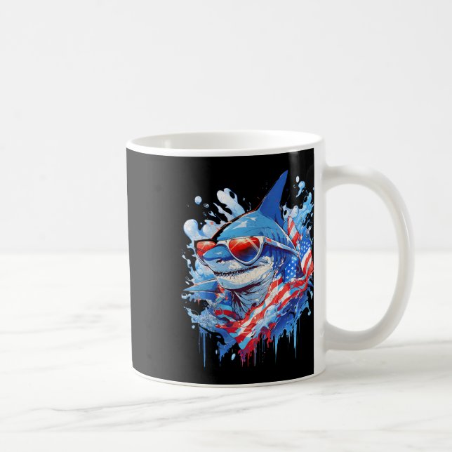 Taza De Café 4 de julio Patriótico Funny Shark Sungles Independ (Derecha)