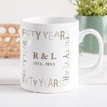 Taza De Café 50.º regalo de aniversario de Boda de oro<br><div class="desc">Única y moderna taza de café con cincuenta años de boda. Fácilmente personalizable y personalizar por iniciales y año(s) para amigos especiales,  parejas,  padres o su esposo/esposa. Asegúrese de revisar el resto de mi colección para más ideas de regalo.</div>