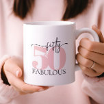 Taza De Café "50 & Fabulous" Birthday Pink and Black Mug<br><div class="desc">Magnate de tipografía mínima con la cita "cincuenta y fabulosa" en un hermoso tono rosa y letra de escritura negra. Un regalo perfecto para las celebraciones de 50 años.</div>