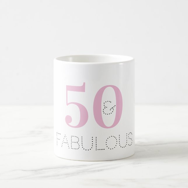 Taza De Café 50 y fabulosa tipografía rosada cumpleaños Mug (Centro)