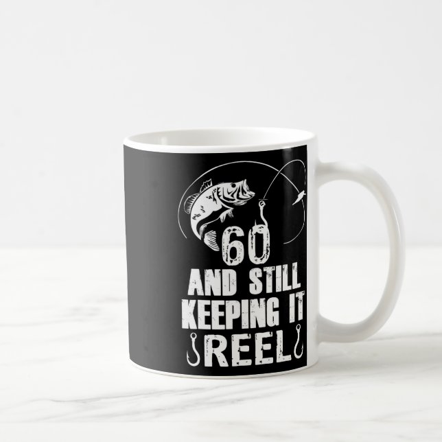 Taza De Café 60.º Cumpleaños Y Aún Manteniéndolo Pescando Reel (Derecha)