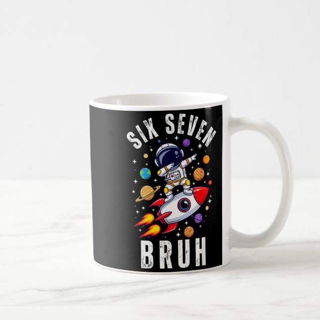 Taza De Café 67 Meme Astronaut Dabbing In Space Funny Six Seven (Derecha)