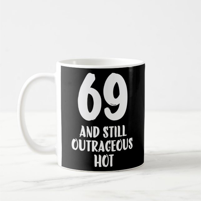 Taza De Café 69 Y todavía indignantes Hot 69 Birthday men (Izquierda)