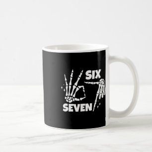 Taza De Café 6 7 Meme Divertido Manos de Esqueleto Halloween Pa