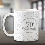 Taza De Café 70.º Aniversario Boda Corazones de Amor Confetti<br><div class="desc">Con delicados corazones de amor confetti. Personalice con su información especial de 70 años de aniversario de platino en letras de moda. Diseñado por Thisisnotme©</div>