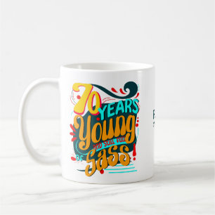 Taza De Café 70 años joven aún lleno de sass, cumpleaños vintag