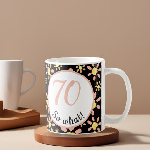Taza De Café 70 y qué Patrón de Flor Divertida Cumpleaños 70