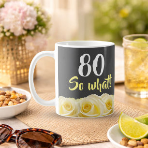 Taza De Café 80 y qué Rosa Amarilla Floral Cumpleaños 80 Funny