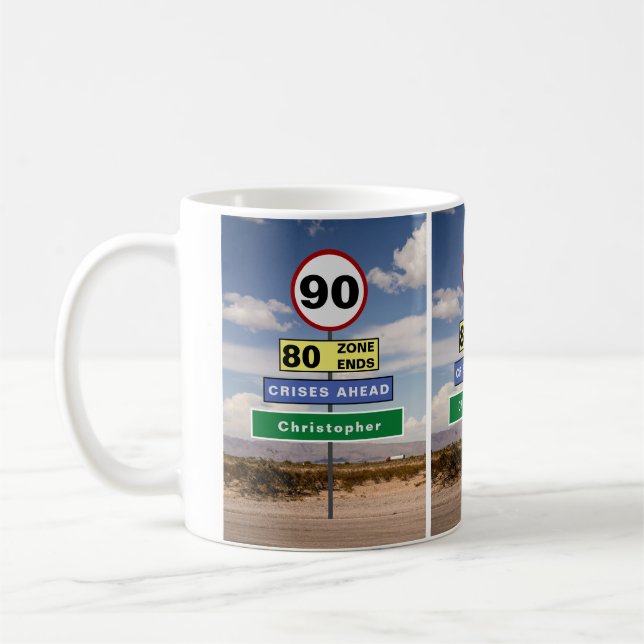 Taza De Café 90.º cumpleaños Rótulos divertidos de viaje por ca (Izquierda)