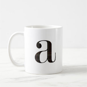 Taza de café a cuadros negros rojos blancos y amar