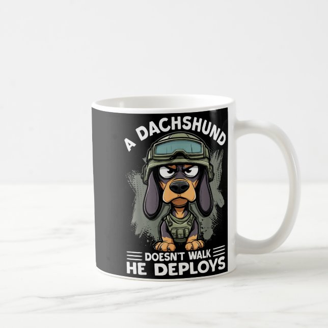 Taza De Café A Dachshund Doesn’t Walk He Deploys _ Wiener Dog  (Derecha)