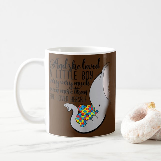 Taza De Café A Ella Le Encantaba Mucho El Elefante Del Autismo. (Con donut)