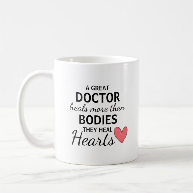 Taza De Café A Great Doctor Heals Hearts Personalized (Izquierda)