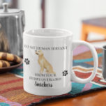 Taza De Café A mi Funny Dog Golden Retriever, un sirviente huma<br><div class="desc">Este diseño puede ser personalizado en el área proporcionada cambiando la foto y/o el texto. O puede personalizarse haciendo clic en Personalizar esta plantilla y, a continuación, eligiendo la opción de hacer clic en el personalizar y eliminando o cambiando el color del fondo, agregando texto, cambiando el color o estilo...</div>