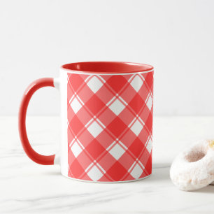 Taza de café a rayas de cuadros rojos y blancos de