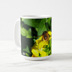 Taza De Café Abeja a las flores amarillas