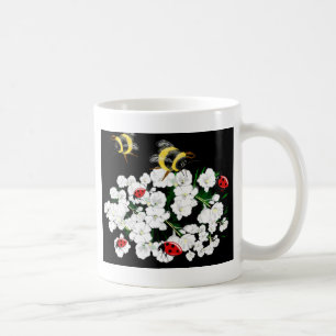 Taza De Café Abejas dramáticas ladybugs y flores blancas en neg
