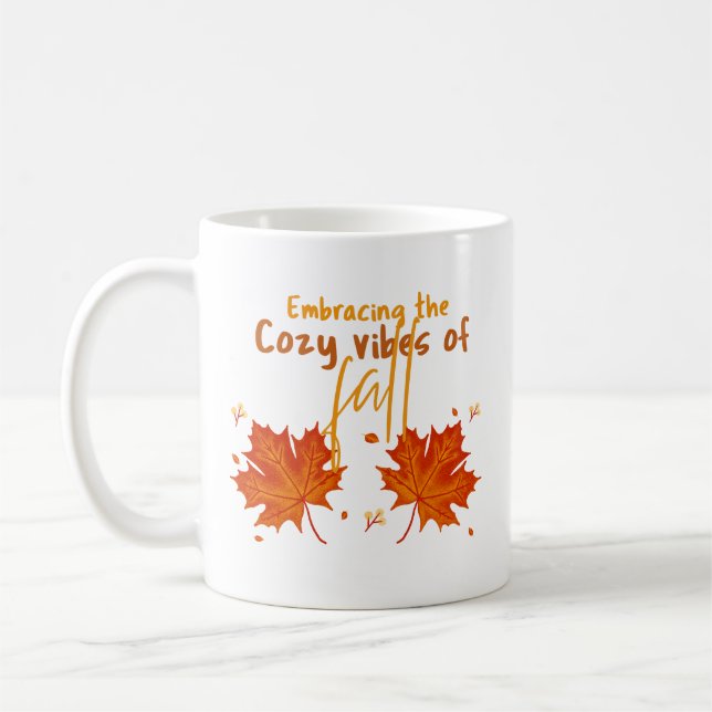 Taza De Café Abrazando el ambiente acogedor de la caída. (Izquierda)