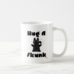 Taza De Café Abrazo de zorrillo abrasivo a zorrillo