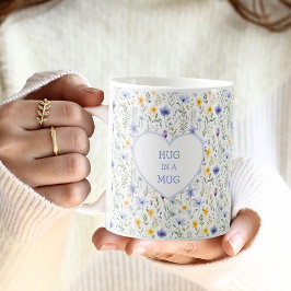 Taza De Café Abrazo en un tazón de café con flores silvestres