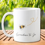 Taza De Café Abuela A Admitir<br><div class="desc">Esta taza de café está decorada con abejas acuosas y "Abuela a abeja" en una tipografía de escritura elegante. Personalizable fácil con su monograma. Hace un lindo regalo para la futura madre. Acuarela original © Michele Davies.</div>