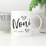 Taza De Café Abuela de Noni Year Establecida<br><div class="desc">Crea un dulce bigote para la abuela con este sencillo diseño que incluye "Noni" en letras manuscritas dibujadas con acento en los corazones. Personaliza el año en que se convirtió en abuela para un lindo Día de la Madre o un regalo de invitación por embarazo.</div>