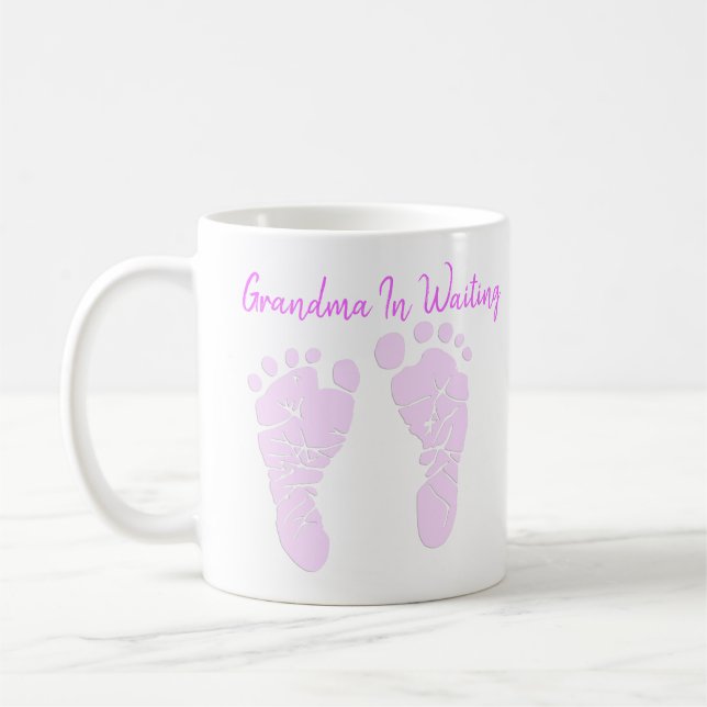 Taza De Café Abuela Esperando Invitación De Pies De Bebé Rosa (Izquierda)