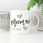 Taza De Café Abuela establecida en el año Meemaw<br><div class="desc">Crea un dulce bigote para la abuela con este sencillo diseño que incluye "Meemaw" en letras manuscritas dibujadas a mano acentuadas con el corazón. Personaliza el año en que se convirtió en abuela para un lindo Día de la Madre o un regalo de invitación por embarazo.</div>
