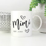 Taza De Café Abuela establecida en el año Mimi<br><div class="desc">Crea un dulce bigote para la abuela con este sencillo diseño que presenta "Mimi" en letras manuscritas dibujadas a mano acentuadas con corazones. Personaliza el año en que se convirtió en abuela para un lindo Día de la Madre o un regalo de invitación por embarazo.</div>