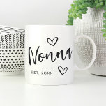 Taza De Café Abuela establecida en el año no-nna<br><div class="desc">Crea un dulce bigote para la abuela con este sencillo diseño que incluye "Nonna" en letras manuscritas dibujadas con acento en los corazones. Personaliza el año en que se convirtió en abuela para un lindo Día de la Madre o un regalo de invitación por embarazo.</div>