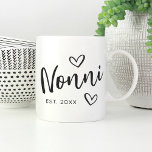 Taza De Café Abuela establecida en el año nonni<br><div class="desc">Crea un dulce bigote para la abuela con este sencillo diseño que incluye "Nonni" en letras manuscritas dibujadas con acento en los corazones. Personaliza el año en que se convirtió en abuela para un lindo Día de la Madre o un regalo de invitación por embarazo.</div>