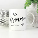 Taza De Café Abuela establecida para el año académico<br><div class="desc">Crea un dulce bigote para la abuela con este sencillo diseño que incluye "Grammie" en letras manuscritas dibujadas con acento de corazones. Personaliza el año en que se convirtió en abuela para un lindo Día de la Madre o un regalo de invitación por embarazo.</div>