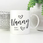 Taza De Café Abuela establecida para el Año de la Niñera<br><div class="desc">Crea un dulce bigote para la abuela con este sencillo diseño que incluye "nana" en escritura dibujada a mano con letras acentuadas con el corazón. Personaliza el año en que se convirtió en abuela para un lindo Día de la Madre o un regalo de invitación por embarazo.</div>