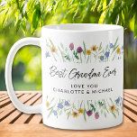 Taza De Café Abuela floral personalizada<br><div class="desc">Esta taza floral está decorada con delicadas acuarelas y flores silvestres y follaje en tonos pastel. Dice que la mejor abuela jamás tipografía de escritura elegante. Personalizable fácil. Utilice la Herramienta de diseño para cambiar el tamaño, estilo o color del texto. A medida que creamos nuestra obra de arte no...</div>