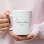 Taza De Café Abuela minimalista EST 2025 | Regalo personalizado<br><div class="desc">Celebra un hito especial con esta Minimalista abuela EST 2025, una taza personalizada, un regalo perfecto para una abuela por primera vez. Diseñado con una tipografía moderna y elegante sobre un fondo blanco y nítido, esta taza es significativa y elegante a la vez. Personalizar el año para marcar su nuevo...</div>