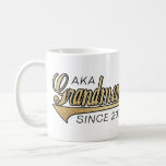 Taza De Café Abuela Mug "AKA Abuela Desde..."<br><div class="desc">Abuela Mug "AKA Grankdmom Since... " Personalice borrando, "AKA Grandmom From 2009" y "Te queremos tanto, Steven, Sarah, Karen, Robbie y Shana." Entonces elige tu estilo de fuente favorito, tamaño, color y texto para personalizar tu taza! Crea un simple regalo añadiendo algunas golosinas a la taza, envuélvala con celofán y...</div>